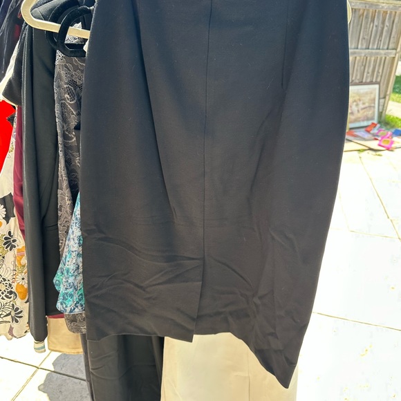 Size 6 black banana republic ponte pencil skirt in as pictured condition - Picture 2 of 3